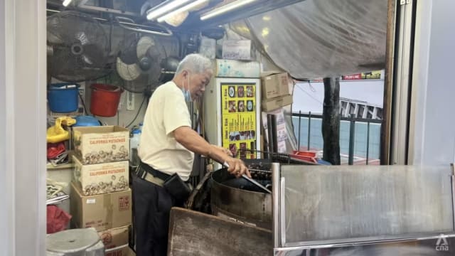 摊贩年龄渐长数量渐少 烤栗子香正从狮城街道消失