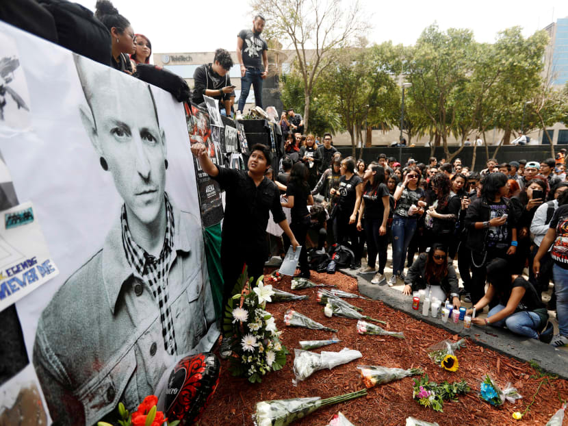 Fans gather at Revolucion monument to pay tribute to Chester Bennington, Linkin Park frontman, following the singer's death by suicide, in Mexico City, Mexico, July 23, 2017. Photo: Reuters