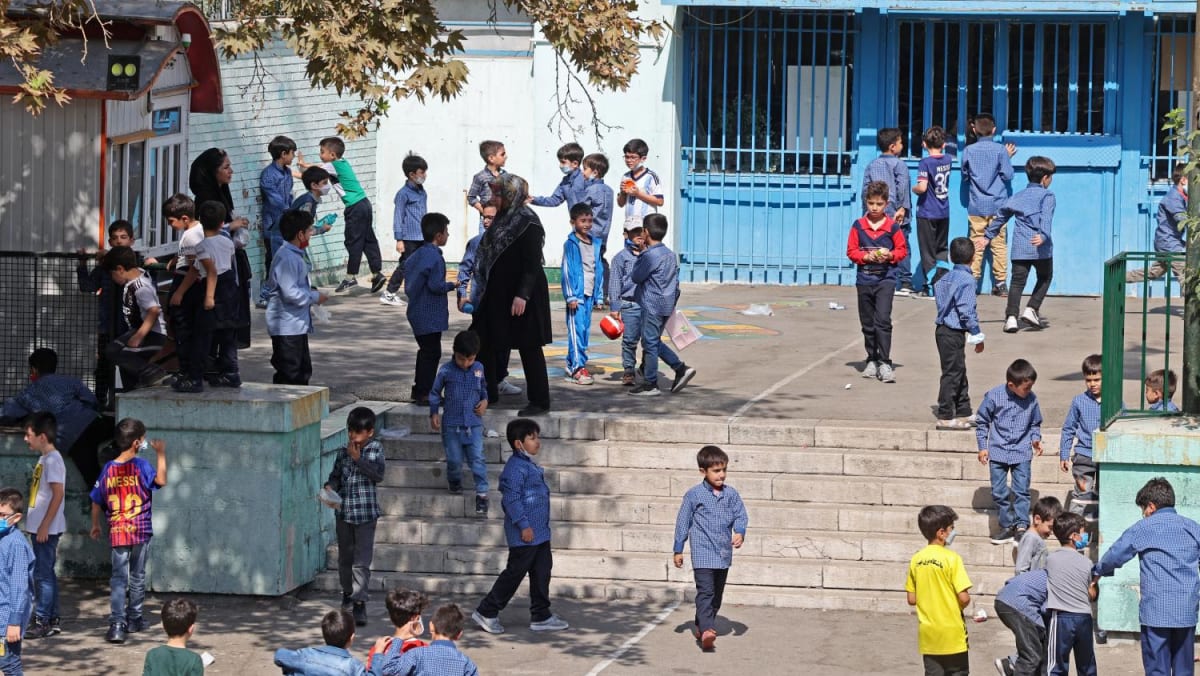 Iran bans teaching foreign languages to kids