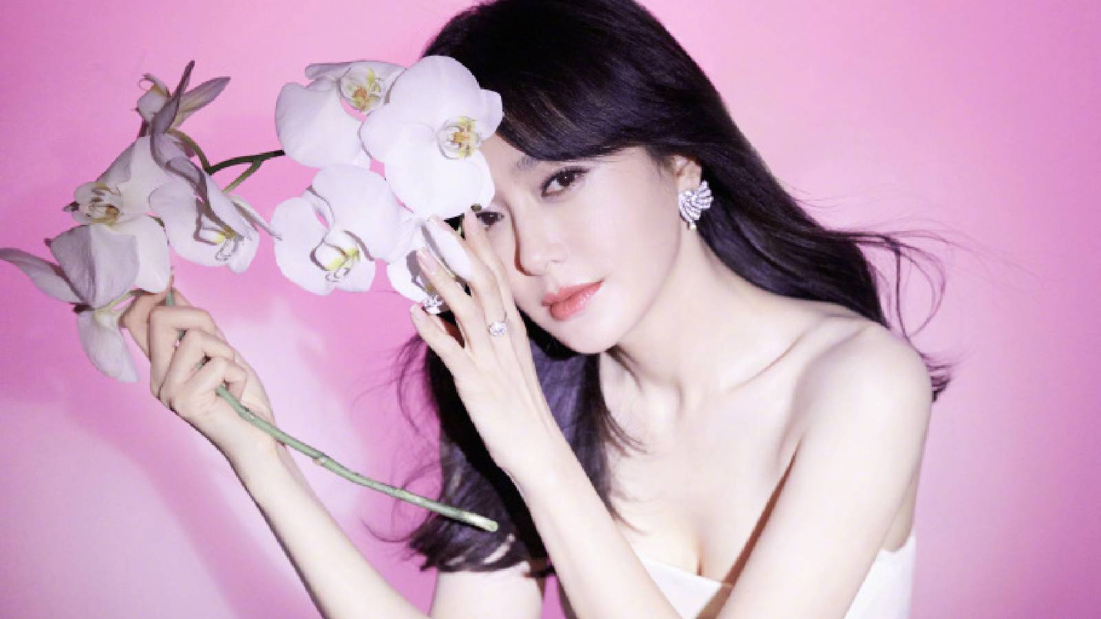 Qin Lan, 41, Says She Didn’t Get Lead Roles 'Cos "No One Wants To See A Woman Who Is Almost 40 Romancing A Younger Actor"