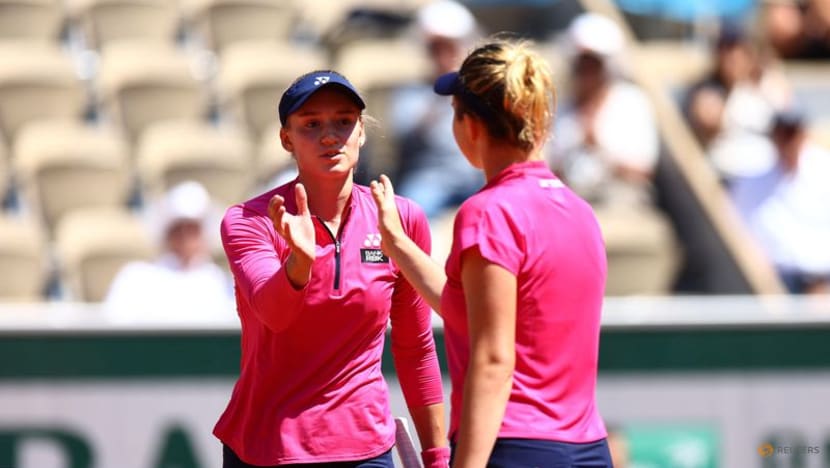 Title contender Rybakina marches past teenager Noskova into third round