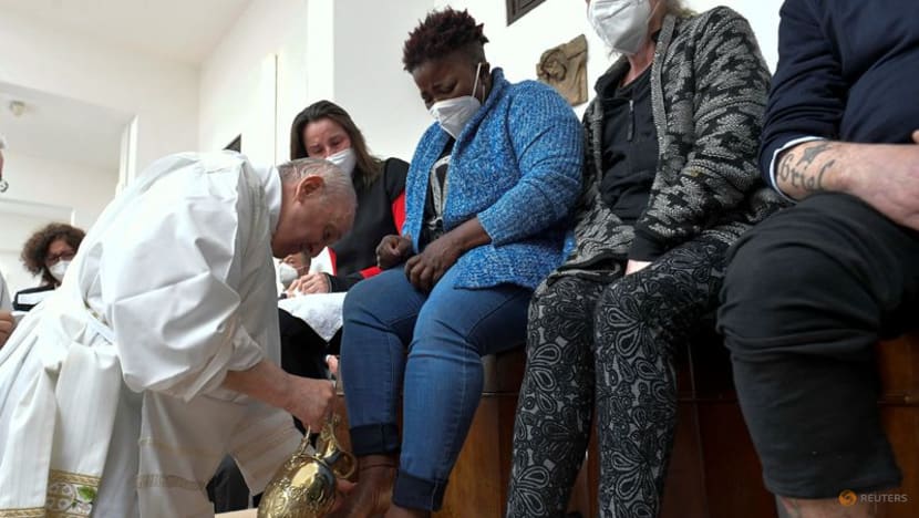 Pope Francis visits Italian prison for traditional foot washing Mass