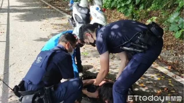 无业男公园“遛鸟” 台湾女子淡定录影助警“捕鸟”