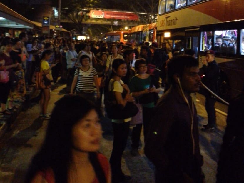 MRT breakdown: North-South, East-West lines down for hours MRT breakdown: North-South, East-West lines down for hours