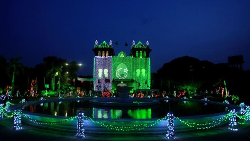 பாகிஸ்தான்: கோலாகல தேசிய தினக் கொண்டாட்டம்