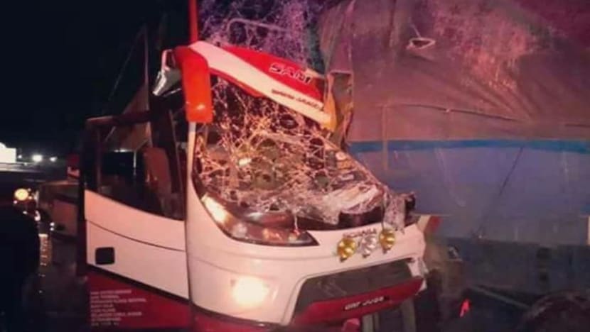 Lagi nahas bas di M'sia - 6 cedera apabila bas ekspres 42 penumpang rempuh treler