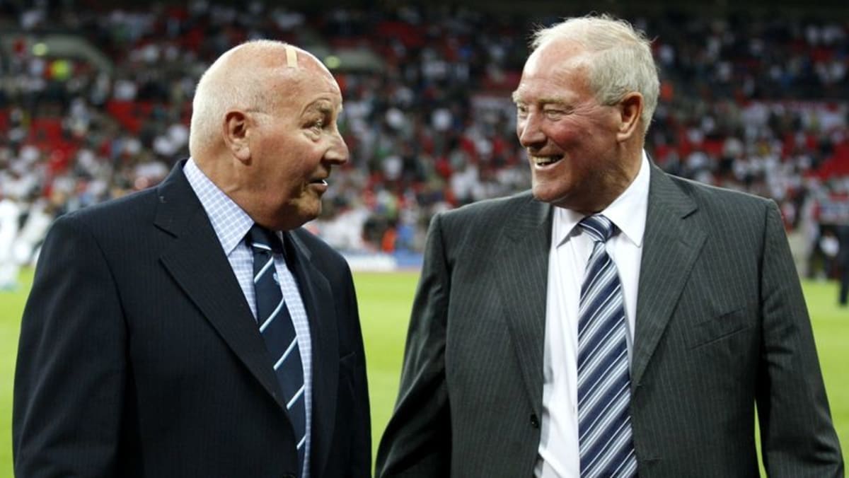 Mantan gelandang Inggris dan Wolves Flowers meninggal di usia 87 tahun