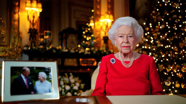 英女王发表圣诞致辞时 缅怀已故丈夫菲利普亲王
