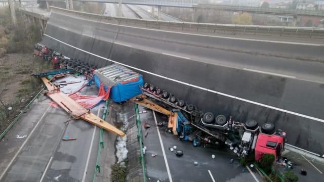 中国湖北一高速公路高架桥坍塌 四死八伤
