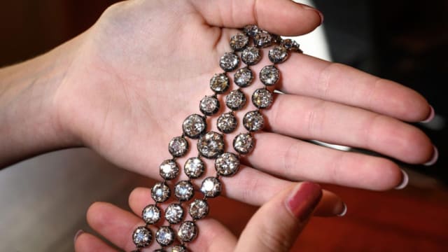 法国“断头台”王后钻石手链拍卖 以1100万元成交