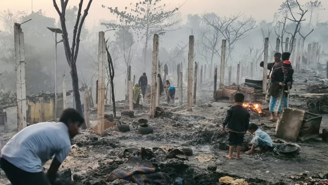 孟加拉一难民营失火烧毁约800个避难所 上千人无家可归