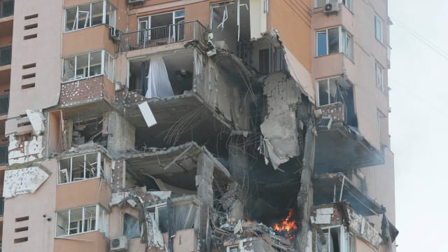 基辅民宅遭导弹击中 俄罗斯称目标是军事设施
