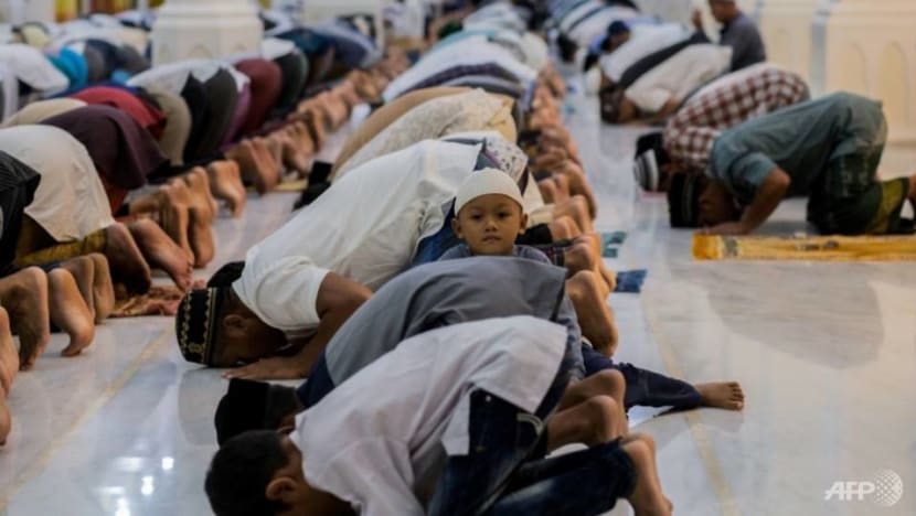 COVID-19: Mass prayers still held in parts of Indonesia despite guidance issued by central government COVID-19: Mass prayers still held in parts of Indonesia despite guidance issued by central government