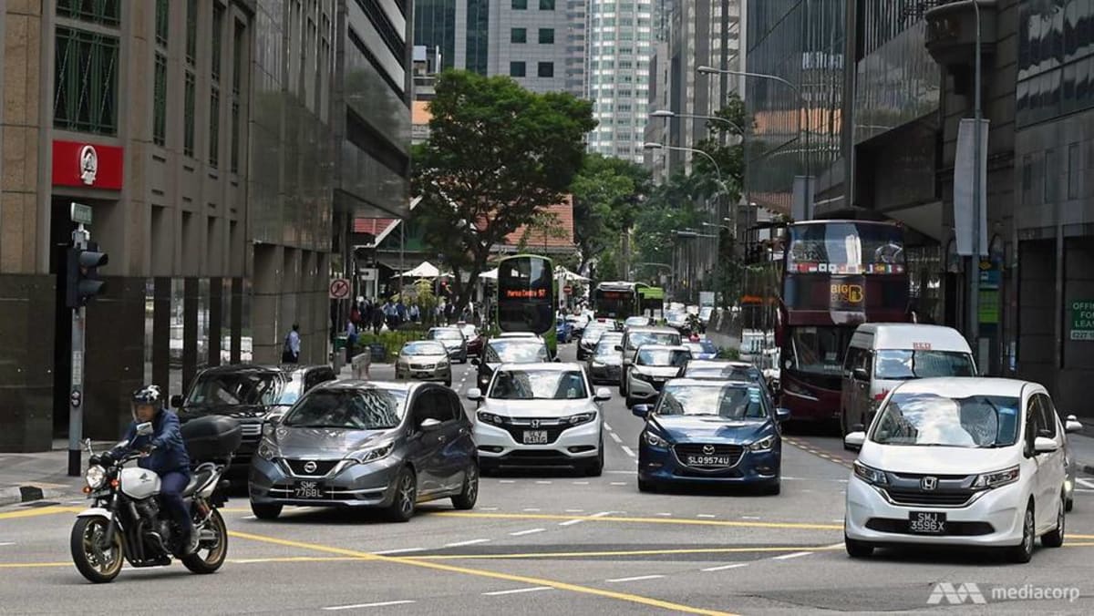 Lebih sedikit kecelakaan di jalan raya Singapura tahun lalu;  jumlah yang tidak proporsional melibatkan pengendara sepeda motor, orang lanjut usia