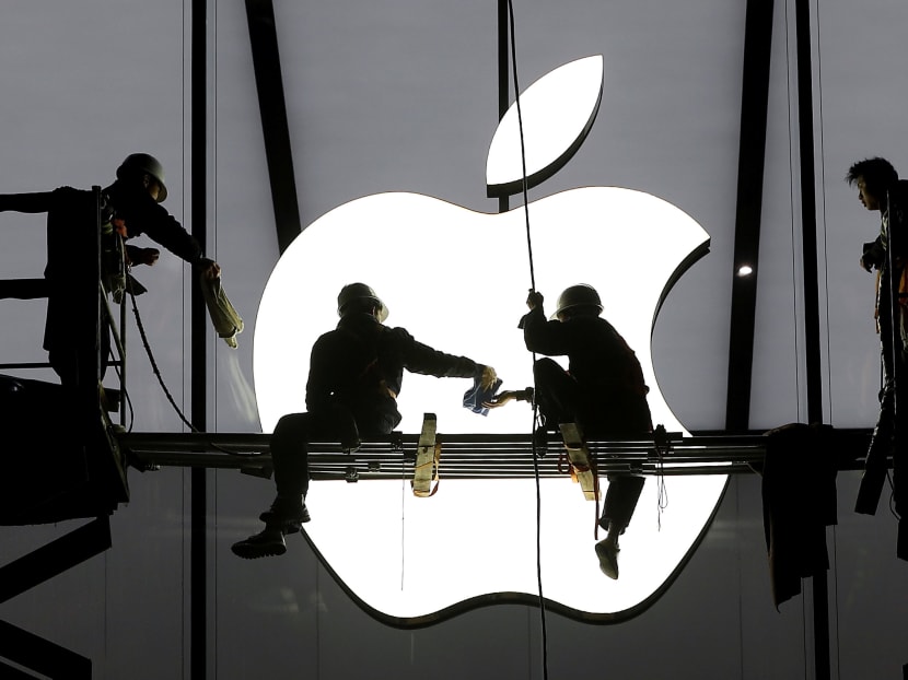 Workers prepare for the opening of an Apple store in Hangzhou, Zhejiang province, January 23, 2015. Photo: Reuters