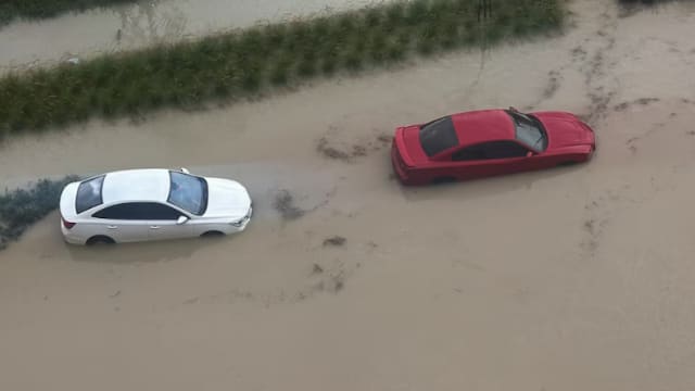 迪拜半天降一年雨量 街道淹水民众出行受阻