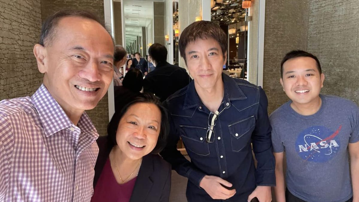 Wang Leehom met ex-Minister George Yeo and his family for a meal in Taipei