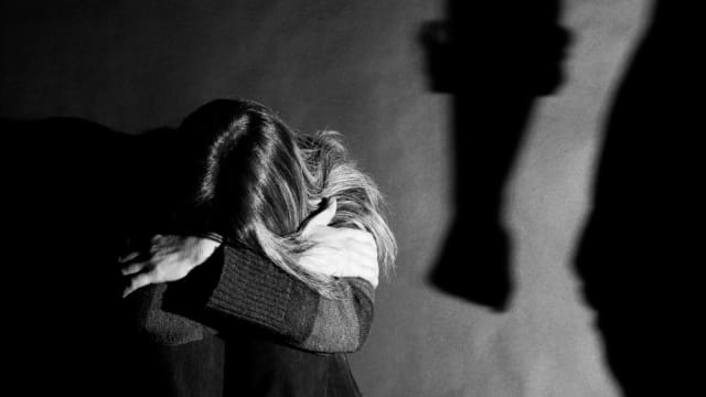 11岁女孩被继父虐待致死 继父和生母双双认罪