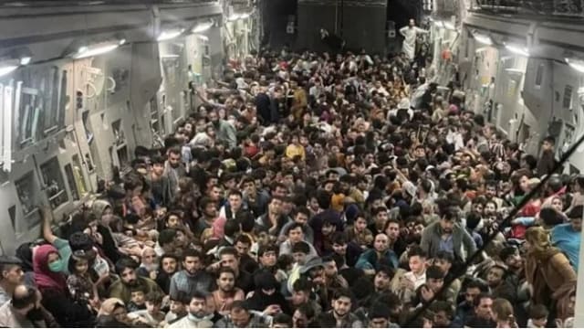 太心酸！640名阿富汗难民挤爆美运输机 