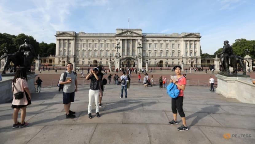 Man arrested after scaling Buckingham Palace gates