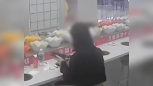 中国女子为免单 用餐后把头发扔火锅里