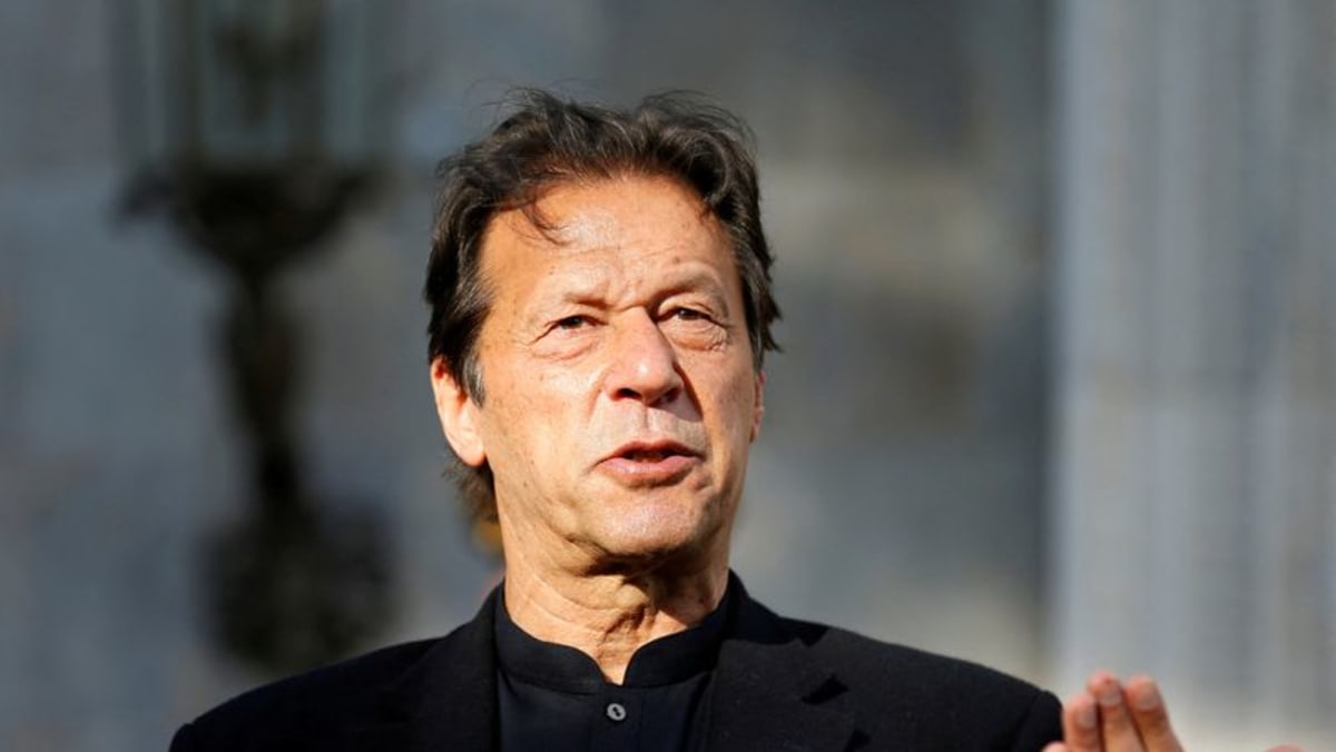 Pendukung mantan perdana menteri Pakistan, Khan bersumpah untuk memblokir penangkapannya