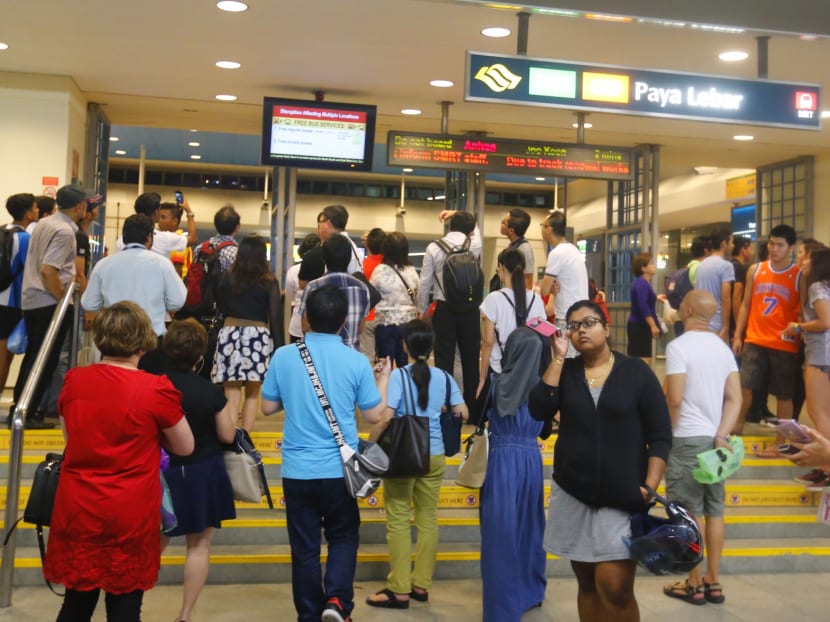 MRT breakdown: North-South, East-West lines down for hours MRT breakdown: North-South, East-West lines down for hours