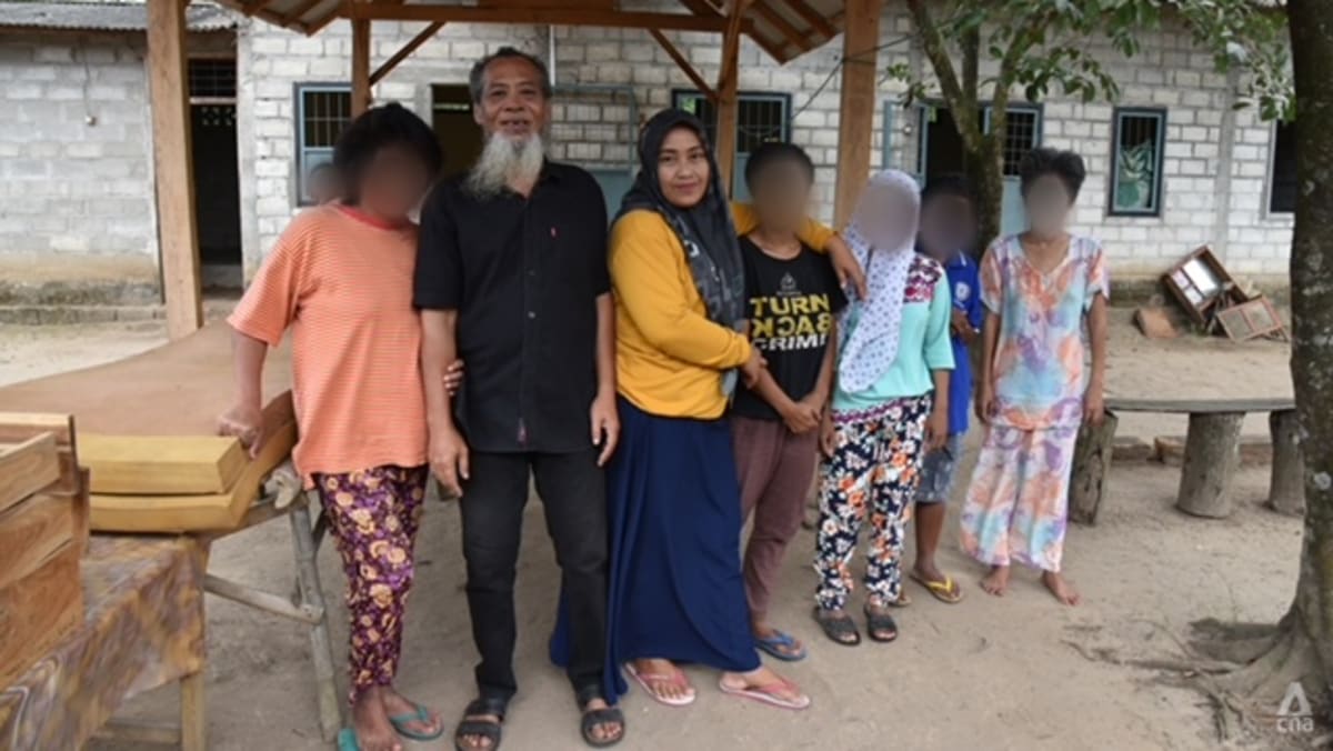 Sepasang suami istri di ‘Desa Gila’ di Indonesia telah membuka rumah mereka untuk orang yang sakit jiwa