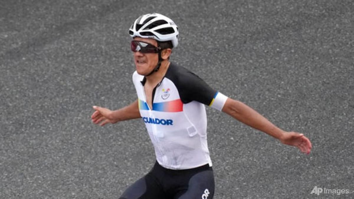Bersepeda: Carapaz mengalahkan Pogacar untuk memenangkan perlombaan jalan raya Olimpiade putra