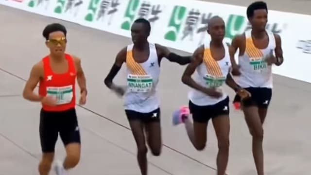 中国马拉松再演闹剧 非洲选手“护送”中国名将夺冠