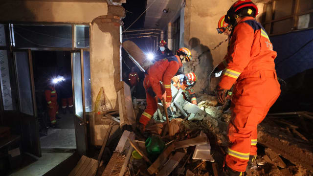 中国甘肃地震死亡人数攀升到127人 700多人受伤