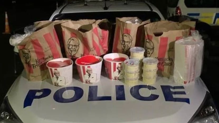 கார் நிறைய KFC உணவுடன் ஆக்லந்து நகருக்குள் நுழைய முயன்ற இருவர் கைது கார் நிறைய KFC உணவுடன் ஆக்லந்து நகருக்குள் நுழைய முயன்ற இருவர் கைது