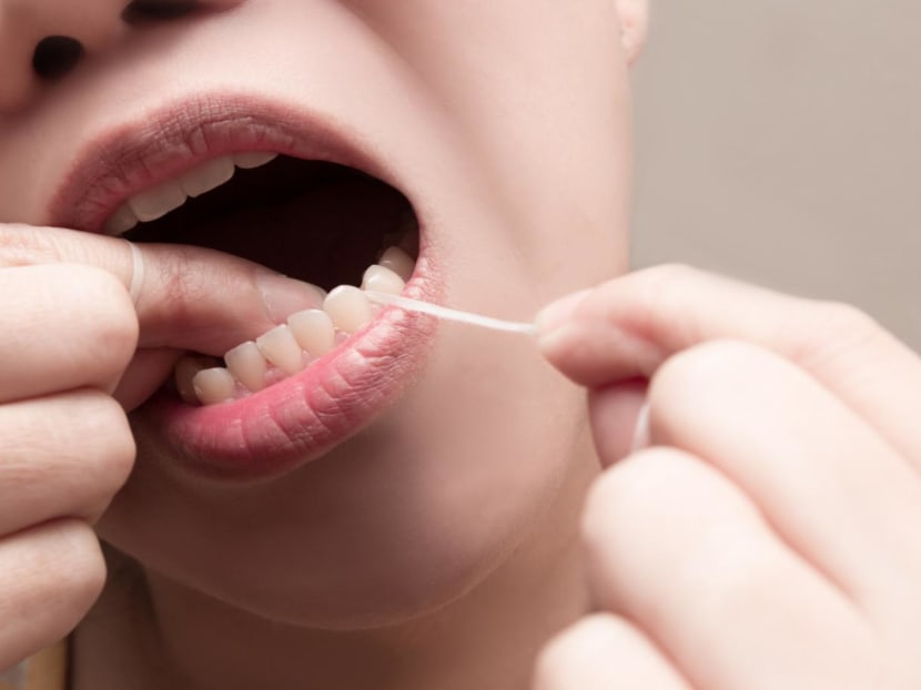 Flossing your teeth: Why do my gums bleed? Should I brush or floss first? Is there a right way?