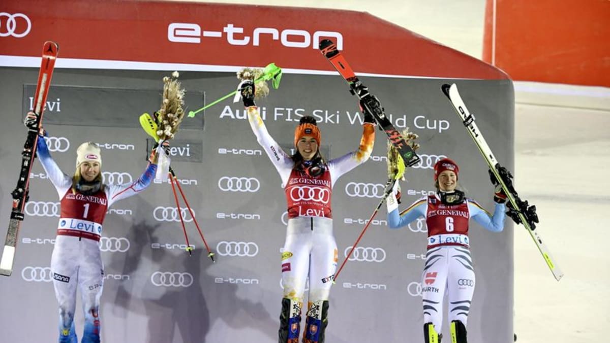 Ski Alpine-Triumphant Vlhova mengalahkan Shiffrin lagi