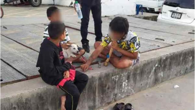 泰国男童当街吸大麻 网民吁“救救他们”
