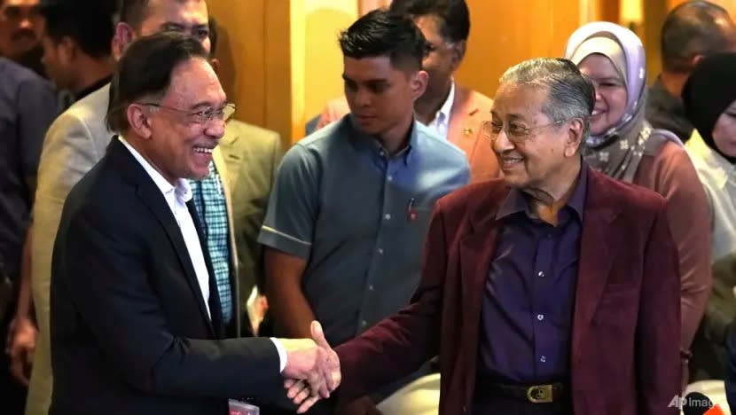 மலேசியாவின் புதிய பிரதமர் அன்வாரை வாழ்த்திய முன்னைய பிரதமர் மகாதீர் மலேசியாவின் புதிய பிரதமர் அன்வாரை வாழ்த்திய முன்னைய பிரதமர் மகாதீர்