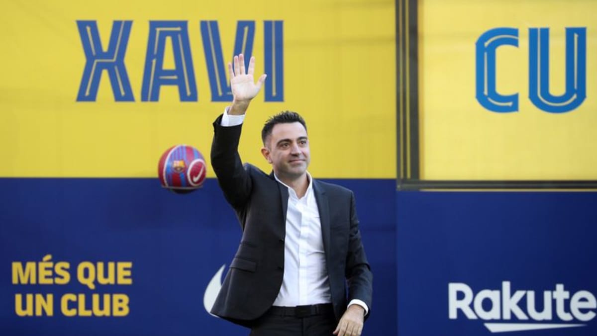 Barca memperkenalkan Xavi sebagai manajer baru di depan ribuan orang di Camp Nou