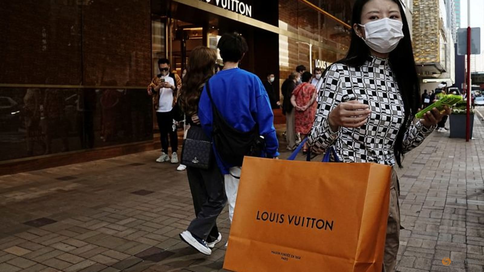 Hong Kong loses lustre as retail units go vacant and big brands look to China 