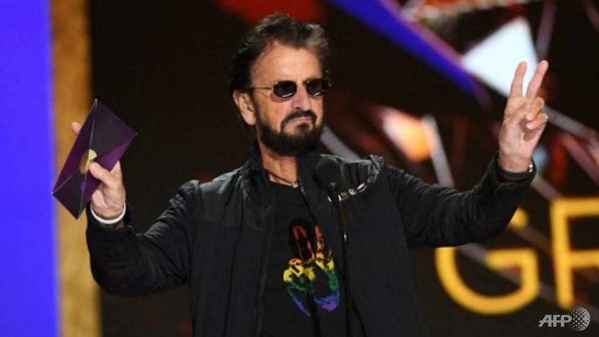 Drummer Beatles Ringo Starr telah membentuk paduan suara all-star untuk lagu baru