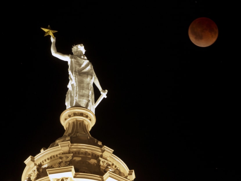 Gallery: Sky-watchers see ‘blood moon’ in total lunar eclipse