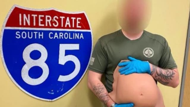 被警追问何时生产美国女子落荒逃 “孕肚”掉下1.5公斤毒品