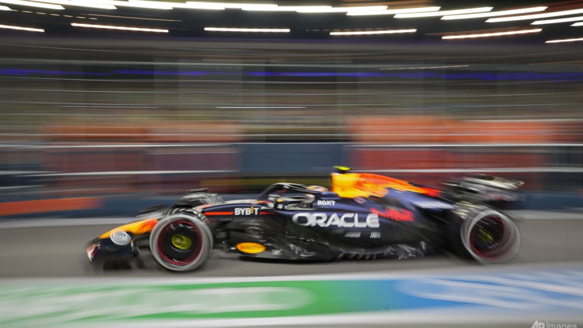 Norris puts McLaren on top in Singapore, Russell crashes Norris puts McLaren on top in Singapore, Russell crashes
