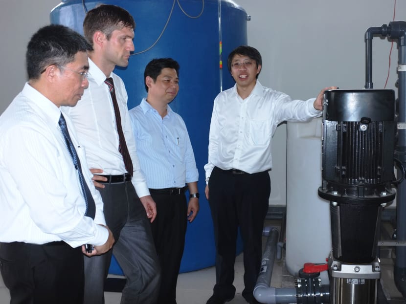 Dr Adrian Yeo (right), General Manager of De.Mem, explaining to stakeholders the high efficiency of the new water treatment plant in Vietnam. Photo: NTU