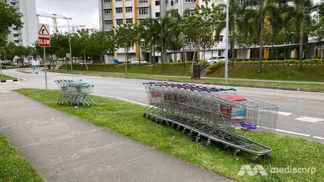 盛港居民常把推车弃路边 超市职员每天回收20辆