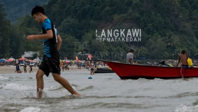 Pantai Cenang di Langkawi kembali dibanjiri pengunjung