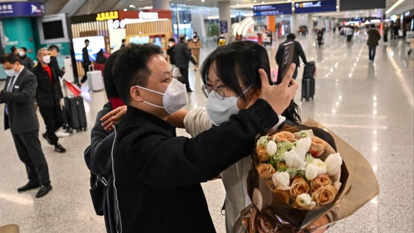 "Tidak sanggup tunggu walau sehari": Keluarga bersatu semula selepas China akhirnya buka sempadan "Tidak sanggup tunggu walau sehari": Keluarga bersatu semula selepas China akhirnya buka sempadan