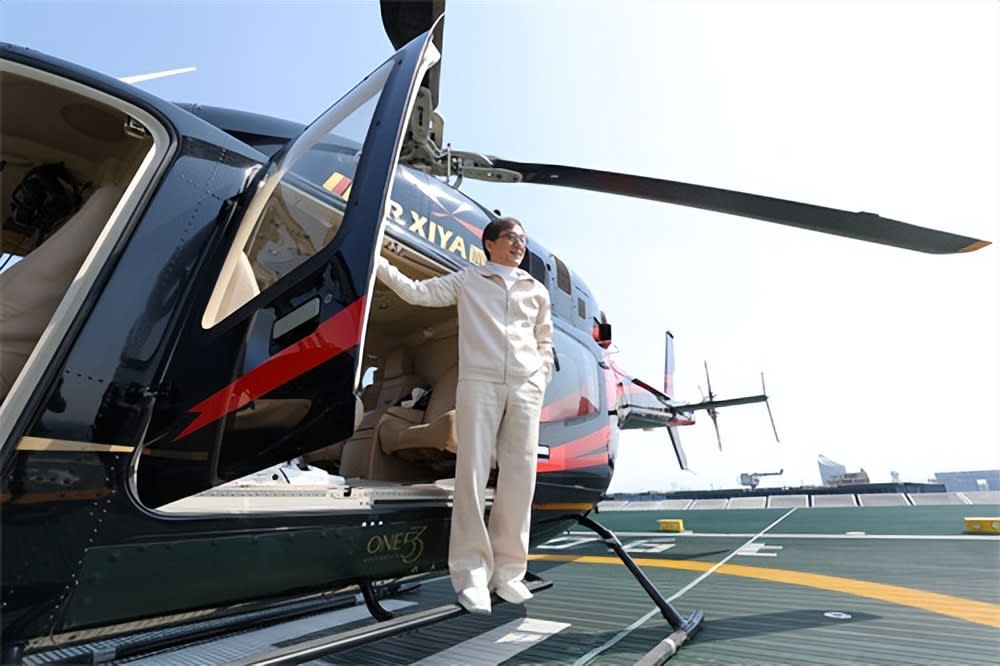 Джеки Чан прилетел на вертолете, чтобы осмотреть квартиру в Ханчжоу, и сразу же купил ее