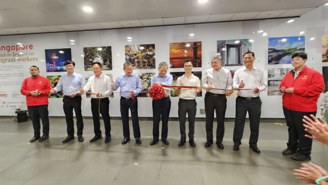 SMRT同社企Holdinghands合作 在地铁站和车厢展示客工拍的照片
