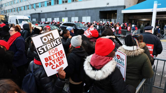 英国护士工会暂缓下周罢工行动 恢复同政府谈判