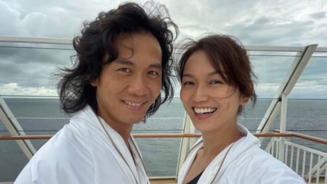 一家四口海上迎接万圣节　戚玉武大秀肌肉、和白薇秀偷享二人世界！